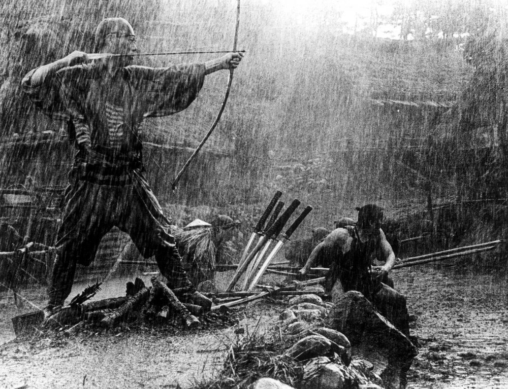 seven-samurai-1954-005-archer-and-fighters-in-the-rain